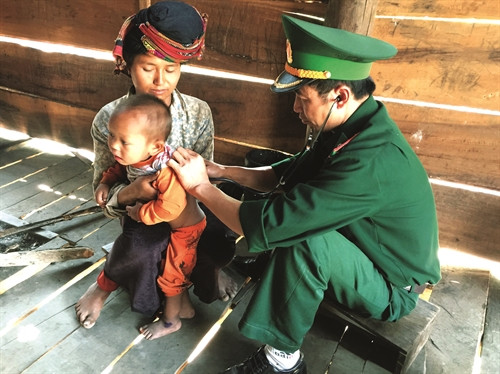 Bộ đội biên phòng Sơn La khám bệnh cho đồng bào nghèo