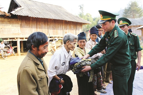 Bộ đội biên phòng Sơn La tặng quần áo cho đồng bào nghèo vùng biên
