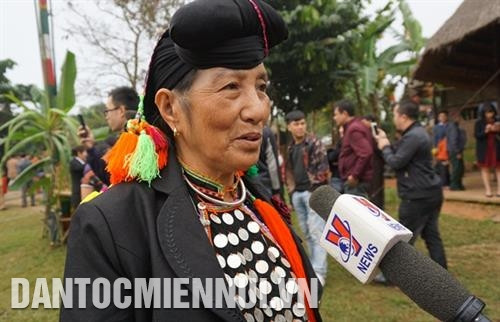 Bà Hù Cố Xuân, dân tộc Si La đến từ huyện Mường Tè, tỉnh Lai Châu vui mừng được tham gia ngày hội. Ảnh: Hoàng Hải