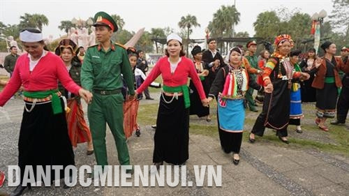 Đồng bào các dân tộc cùng vui múa hát trong ngày hội. Ảnh: Hoàng Hải