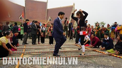 Đồng chí Nguyễn Ngọc Thiện, Ủy viên Ban chấp hành Trung ương Đảng, Bộ trưởng Bộ Văn hóa - Thể thao và Du lịch tham gia nhảy sạp cùng bà con đồng bào dân tộc. Ảnh: Hoàng Hải