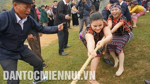 Bà con tham gia chơi kéo co. Ảnh: Hoàng Hải