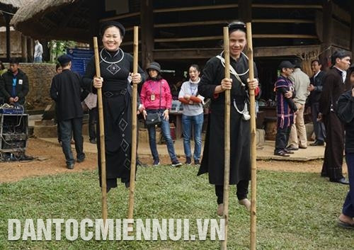 Bà con khéo léo tham gia trò chơi dân gian đi cà kheo. Ảnh: Hoàng Hải