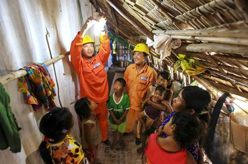 Tổng Công ty Điện lực miền Nam (EVNSPC) thay đèn tiết kiệm điện cho các hộ nghèo. Ảnh: tapchicongthuong.vn Tổng Công ty Điện lực miền Nam (EVNSPC) thay đèn tiết kiệm điện cho các hộ nghèo. Ảnh: tapchicongthuong.vn