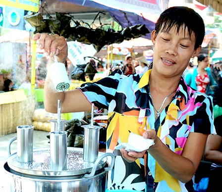 Nghệ nhân Thạch Thị Thanh Sang đến từ Sóc Trăng với món bánh ống. Ảnh: internet