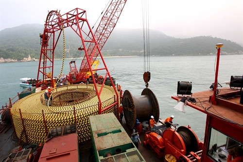 Thi công tuyến cáp ngầm cung cấp điện cho Cù Lao Chàm. Ảnh: Ngọc Hà - TTXVN Thi công tuyến cáp ngầm cung cấp điện cho Cù Lao Chàm. Ảnh: Ngọc Hà - TTXVN