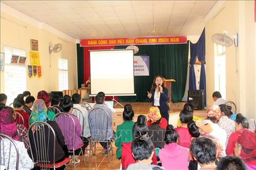 Ngành bảo hiểm tổ chức tuyên truyền lợi ích của bảo hiểm xã hội tự nguyện đến người dân. Ảnh: Hữu Quyết - TTXVN Ngành bảo hiểm tổ chức tuyên truyền lợi ích của bảo hiểm xã hội tự nguyện đến người dân. Ảnh: Hữu Quyết - TTXVN