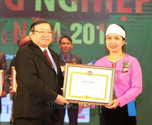 Chủ tịch Trung ương Hội Nông dân Việt Nam Thào Xuân Sùng trao tặng bằng khen của BCH Trung ương Hội cho hợp tác xã tiêu biểu 4 năm liên tục có sản phẩm nông nghiệp tiêu biểu. Ảnh: Vũ Sinh – TTXVN Chủ tịch Trung ương Hội Nông dân Việt Nam Thào Xuân Sùng trao tặng bằng khen của BCH Trung ương Hội cho hợp tác xã tiêu biểu 4 năm liên tục có sản phẩm nông nghiệp tiêu biểu. Ảnh: Vũ Sinh – TTXVN