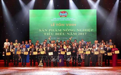 Phó Thủ tướng Chính phủ Vương Đình Huệ và Chủ tịch Trung ương Hội Nông dân Việt Nam Thào Xuân Sùng với các đại biểu được tôn vinh. Ảnh: Vũ Sinh – TTXVN Phó Thủ tướng Chính phủ Vương Đình Huệ và Chủ tịch Trung ương Hội Nông dân Việt Nam Thào Xuân Sùng với các đại biểu được tôn vinh. Ảnh: Vũ Sinh – TTXVN