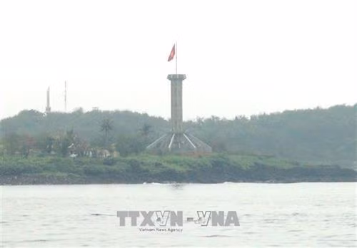 Cồn Cỏ nằm án ngữ cửa ngõ phía Nam vịnh Bắc bộ nên được ví như "mắt thần" hay "vọng gác tiền tiêu". Ảnh: Nguyên Lý - TTXVN