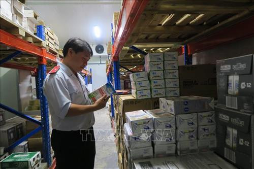 Kiểm tra thực phẩm nhập khẩu tại kho lạnh của Công ty TNHH Tốt lành (quận Bình Thạnh). Ảnh: Đinh Hằng - TTXVN Kiểm tra thực phẩm nhập khẩu tại kho lạnh của Công ty TNHH Tốt lành (quận Bình Thạnh). Ảnh: Đinh Hằng - TTXVN