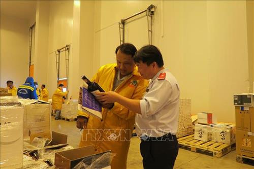 Kiểm tra thực phẩm nhập khẩu tại kho lạnh của Công ty TNHH Transimex (quận 9). Ảnh: Đinh Hằng - TTXVN Kiểm tra thực phẩm nhập khẩu tại kho lạnh của Công ty TNHH Transimex (quận 9). Ảnh: Đinh Hằng - TTXVN