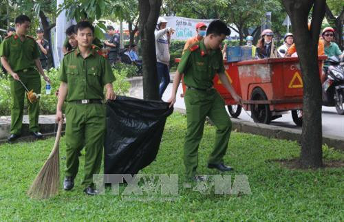 Các tình nguyện viên dọn vệ sinh dọc kênh Nhiêu Lộc – Thị Nghè. Ảnh: Xuân Dự - TTXVN Các tình nguyện viên dọn vệ sinh dọc kênh Nhiêu Lộc – Thị Nghè. Ảnh: Xuân Dự - TTXVN