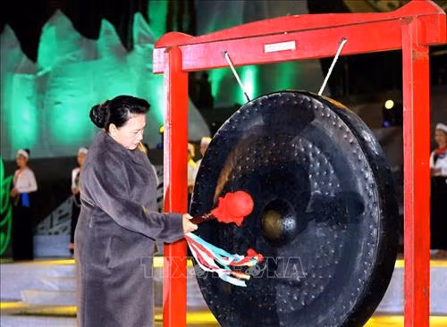 Chủ tịch Quốc hội Nguyễn Thị Kim Ngân đánh chiêng khai mạc Tuần Văn hóa, Du lịch tỉnh Hòa Bình năm 2019. Ảnh: Trọng Đức - TTXVN