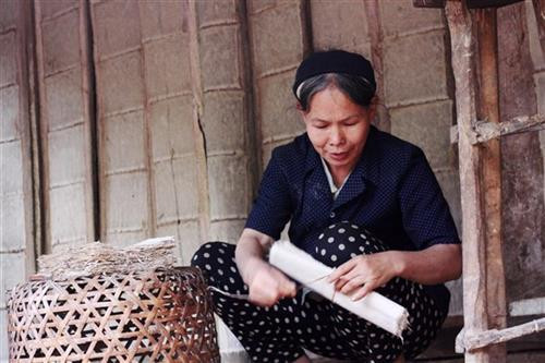 Sau khi khô, giấy được xếp thành từng tệp để bán ra thị trường.