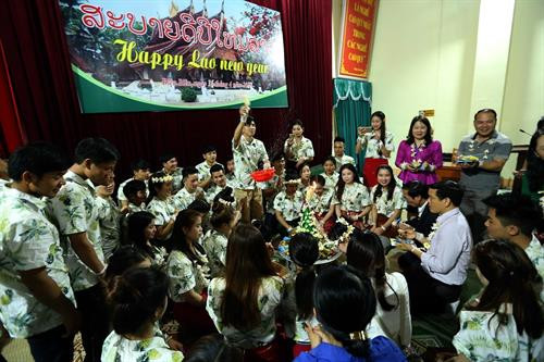 Nghi thức buộc chỉ cổ tay cầu may trong dịp tết cổ truyền Bunpimay. Ảnh: Phan Tuấn Anh - TTXVN Nghi thức té nước cầu may mắn. Ảnh: Phan Tuấn Anh - TTXVN Lưu học sinh làm lễ cúng dịp tết cổ truyền Bunpimay. Ảnh: Phan Tuấn Anh - TTXVN Nghi thức buộc chỉ cổ tay cầu may trong dịp tết cổ truyền Bunpimay. Ảnh: Phan Tuấn Anh - TTXVN Nghi thức té nước cầu may mắn. Ảnh: Phan Tuấn Anh - TTXVN Lưu học sinh làm lễ cúng dịp tết cổ truyền Bunpimay. Ảnh: Phan Tuấn Anh - TTXVN