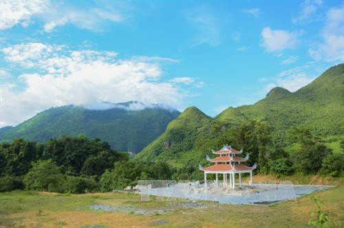 Khu tưởng niệm các Anh hùng liệt sĩ tại xã Pú Nhung. Ảnh: Văn Dũng - TTXVN Khu tưởng niệm các Anh hùng liệt sĩ tại xã Pú Nhung. Ảnh: Văn Dũng - TTXVN