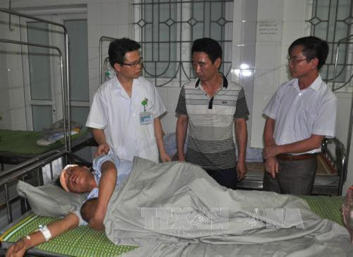 Các nạn nhân bị thương được cấp cứu tại Bệnh viện đa khoa Nghĩa Lộ. Ảnh: Đức Tưởng – TTXVN Các nạn nhân bị thương được cấp cứu tại Bệnh viện đa khoa Nghĩa Lộ. Ảnh: Đức Tưởng – TTXVN