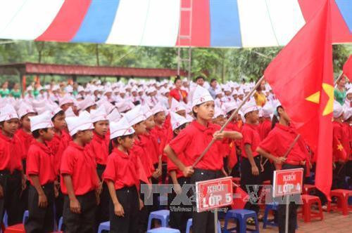 Học sinh xã Nặm Păm thực hiện nghi thức chào cờ trong ngày khai giảng năm học mới. Ảnh: Hữu Quyết - TTXVN Học sinh xã Nặm Păm thực hiện nghi thức chào cờ trong ngày khai giảng năm học mới. Ảnh: Hữu Quyết - TTXVN