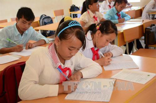 Giờ học trường THCS Vừ A Dính, xã Pú Nhung. Ảnh: Văn Dũng - TTXVN Giờ học trường THCS Vừ A Dính, xã Pú Nhung. Ảnh: Văn Dũng - TTXVN