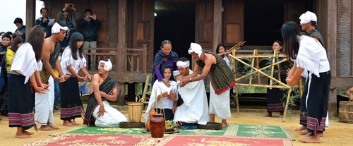 Trình diễn điệu múa Tamya trong đám cưới của người Chu Ru. Ảnh: Thanh Hà Trình diễn điệu múa Tamya trong đám cưới của người Chu Ru. Ảnh: Thanh Hà