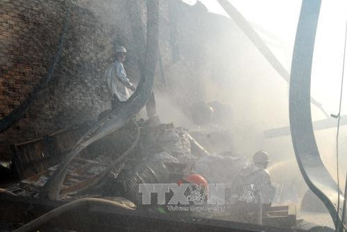 Lực lượng chữa cháy tích cực phun nước dập lửa. Ảnh: Mạnh Linh-TTXVN Lực lượng chữa cháy tích cực phun nước dập lửa. Ảnh: Mạnh Linh-TTXVN