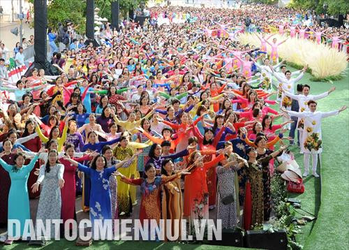 Đông đảo người dân cùng tham gia đồng diễn với trang phục Áo dài truyền thống đa dạng màu sắc Đông đảo người dân cùng tham gia đồng diễn với trang phục Áo dài truyền thống đa dạng màu sắc