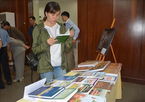 Khách tham quan tham quan, nghiên cứu tài liệu, hiện vật. Ảnh: Hoài Thu - TTXVN Khách tham quan tham quan, nghiên cứu tài liệu, hiện vật. Ảnh: Hoài Thu - TTXVN