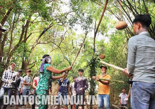 Đồng bào người Khmer tham gia trò các trò chơi dân gian trong dịp Chôl Chnăm Thmây 2018. Ảnh: Sơn Hên, Danh Lợi