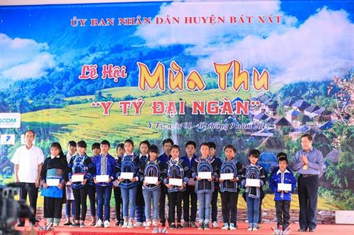 Lễ trao học bổng cho học sinh nghèo trên địa bàn huyện. Ảnh Hoàng Hà Lễ trao học bổng cho học sinh nghèo trên địa bàn huyện. Ảnh Hoàng Hà