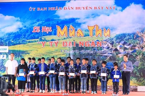 Lễ trao học bổng cho học sinh nghèo trên địa bàn huyện. Ảnh Hoàng Hà