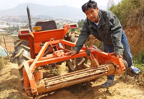 Anh Thành bên chiếc máy đào khoai tây.