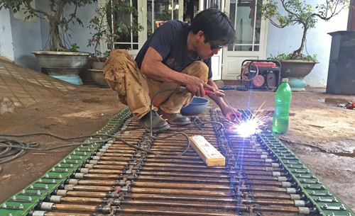 Anh Thành chế tạo chiếc máy đào khoai tây. Anh Thành chế tạo chiếc máy đào khoai tây.