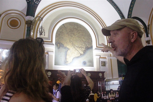 Bản đồ Sài Gòn năm 1892 thu hút sự quan tâm của du khách nước ngoài khi đến tham quan bưu điện.