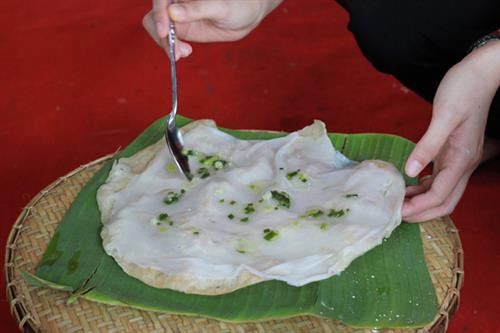 Bánh sau đó được trải lên trên chiếc bánh tráng nướng, dàn đều mỡ hành lên trên là hoàn tất. Khi này bạn đã có thể thưởng thức những chiếc bánh nóng hổi, vừa giòn vừa mềm lại hơi beo béo thơm ngon.