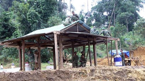 Bộ đội tham gia giúp dân dựng lại nhà. Ảnh: Nguyễn Sơn - TTXVN Bộ đội tham gia giúp dân dựng lại nhà. Ảnh: Nguyễn Sơn - TTXVN