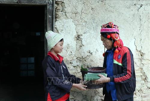 Tục làm lý của dân tộc Hà Nhì, một trong những thủ tục không thể thiếu trong ngày đầu tiên của năm mới, người con, người cháu mang lễ vật sang nhà ông, bà, bố mẹ người sinh thành để tạ ơn, thể hiện uống nước nhớ nguồn. Ảnh: Quý Trung – TTXVN Tục làm lý của dân tộc Hà Nhì, một trong những thủ tục không thể thiếu trong ngày đầu tiên của năm mới, người con, người cháu mang lễ vật sang nhà ông, bà, bố mẹ người sinh thành để tạ ơn, thể hiện uống nước nhớ nguồn. Ảnh: Quý Trung – TTXVN