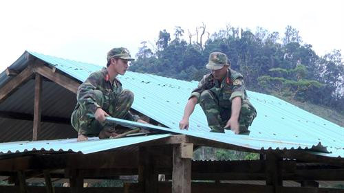 Bộ đội tham gia giúp dân dựng lại nhà. Ảnh: Nguyễn Sơn - TTXVN Bộ đội tham gia giúp dân dựng lại nhà. Ảnh: Nguyễn Sơn - TTXVN