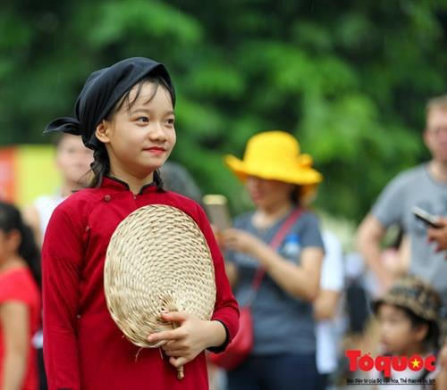 Ngay sau khi phục vụ biểu diễn tại Triển lãm ảnh "Đất nước, con người ASEAN" phường xoan An Thái (Phú Thọ) đã ra phố đi bộ Hồ Gươm biểu diễn phục vụ nhân dân và khách du lịch. Với mục đích quảng bá sâu rông hơn đến khán giả về nét văn hóa cổ độc đáo của người Việt. Nghệ sĩ hát xoan Nguyễn Văn Tuấn của phường hát xoan An Thái cho biết: "Đây là một dịp đưa nét văn hóa độc đáo đến với du khách thập phương" Được biết Hát Xoan là tên gọi khác, nói chệch của hai từ hát xuân hay ca xuân; hát Xoan có lối hát dùng trong nghi lễ - phong tục, lễ hội diễn ra vào mùa xuân. Trong dân gian còn gọi lối hát này là hát Lãi Lèn, vì bắt nguồn từ câu hát đệm chính của Xoan: “Lý len… len là… lễ là… len hỡi len…”. Hát Xoan có nội dung tín ngưỡng với mục đích thờ thần, cầu thần ban phát phù trợ cho dân làng tứ thời tiết lập, mưa thuận gió hòa, nhà nhà no đủ, đông đàn dài lũ, nhân khang thịnh vượng, quốc thái dân an… Hát Xoan gồm có: Hát thờ, hát quả cách và hát hội. Trong đó, hát quả cách gồm có 3 phần: giáo cách (giới thiệu), hát cách (dẫn) và kết cách. Hát Xoan là nghệ thuật diễn xướng tổng hợp, hát đi đôi với múa và nhạc đỡ giọng giữ nhịp, trong đó yếu tố hát là chính. Hát Xoan là hình thức nghệ thuật “Hát thơ”, hát trên rất nhiều thể thơ truyền thống Việt Nam như: Lục bát, song thất lục bát, lục bát biến thể, các thể thất ngôn và thể 4 chữ. Đây là dịp hiếm có để người dân Thủ đô được thưởng thức những điệu hát Xoan ngay tại phố đi bộ. Trước đó, ngày 24/11/2011, UNESCO đã bỏ phiếu công nhận đưa loại hình hát xoan vào danh mục Di sản văn hóa phi vật thể cần bảo vệ khẩn cấp của thế giới. Chỉ mới học hát Xoan sáu tháng, bé Đào Thị Thu Thủy, 14 tuổi có đôi mắt trong vắt và gương mặt xinh xắn đáng yêu đã thuộc được mười điệu. Hồi còn nhỏ, Thủy đã nghe hát từ bà nên đã quen các giai điệu. Lên lớp 2, bé Thủy chính thức “tầm sư học đạo” tại phường xoan An Thái. Khách du lịch quốc tế thích thú chụp ảnh với các “kép nhí” . Cũng theo Nghệ sĩ hát xoan Nguyễn Văn Tuấn cho biết, theo chủ trương quảng bá di sản văn hóa phi vật thể của Bộ Văn hóa, Thể thao và Du lịch các phường hát Xoan của Phú Thọ sẽ có mặt tại Hà Nội để biểu diễn nhiều hơn trong thời gian tới Ngay sau khi phục vụ biểu diễn tại Triển lãm ảnh "Đất nước, con người ASEAN" phường xoan An Thái (Phú Thọ) đã ra phố đi bộ Hồ Gươm biểu diễn phục vụ nhân dân và khách du lịch. Với mục đích quảng bá sâu rông hơn đến khán giả về nét văn hóa cổ độc đáo của người Việt. Nghệ sĩ hát xoan Nguyễn Văn Tuấn của phường hát xoan An Thái cho biết: "Đây là một dịp đưa nét văn hóa độc đáo đến với du khách thập phương" Được biết Hát Xoan là tên gọi khác, nói chệch của hai từ hát xuân hay ca xuân; hát Xoan có lối hát dùng trong nghi lễ - phong tục, lễ hội diễn ra vào mùa xuân. Trong dân gian còn gọi lối hát này là hát Lãi Lèn, vì bắt nguồn từ câu hát đệm chính của Xoan: “Lý len… len là… lễ là… len hỡi len…”. Hát Xoan có nội dung tín ngưỡng với mục đích thờ thần, cầu thần ban phát phù trợ cho dân làng tứ thời tiết lập, mưa thuận gió hòa, nhà nhà no đủ, đông đàn dài lũ, nhân khang thịnh vượng, quốc thái dân an… Hát Xoan gồm có: Hát thờ, hát quả cách và hát hội. Trong đó, hát quả cách gồm có 3 phần: giáo cách (giới thiệu), hát cách (dẫn) và kết cách. Hát Xoan là nghệ thuật diễn xướng tổng hợp, hát đi đôi với múa và nhạc đỡ giọng giữ nhịp, trong đó yếu tố hát là chính. Hát Xoan là hình thức nghệ thuật “Hát thơ”, hát trên rất nhiều thể thơ truyền thống Việt Nam như: Lục bát, song thất lục bát, lục bát biến thể, các thể thất ngôn và thể 4 chữ. Đây là dịp hiếm có để người dân Thủ đô được thưởng thức những điệu hát Xoan ngay tại phố đi bộ. Trước đó, ngày 24/11/2011, UNESCO đã bỏ phiếu công nhận đưa loại hình hát xoan vào danh mục Di sản văn hóa phi vật thể cần bảo vệ khẩn cấp của thế giới. Chỉ mới học hát Xoan sáu tháng, bé Đào Thị Thu Thủy, 14 tuổi có đôi mắt trong vắt và gương mặt xinh xắn đáng yêu đã thuộc được mười điệu. Hồi còn nhỏ, Thủy đã nghe hát từ bà nên đã quen các giai điệu. Lên lớp 2, bé Thủy chính thức “tầm sư học đạo” tại phường xoan An Thái. Khách du lịch quốc tế thích thú chụp ảnh với các “kép nhí” . Cũng theo Nghệ sĩ hát xoan Nguyễn Văn Tuấn cho biết, theo chủ trương quảng bá di sản văn hóa phi vật thể của Bộ Văn hóa, Thể thao và Du lịch các phường hát Xoan của Phú Thọ sẽ có mặt tại Hà Nội để biểu diễn nhiều hơn trong thời gian tới