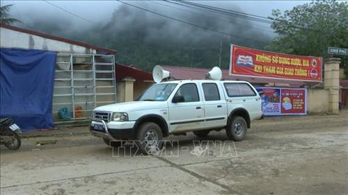 Mỗi ngày, người dân huyện Bá Thước đã quen thuộc với hình ảnh những chuyến xe tuyên truyền lưu động đi hết làng trên, ngõ dưới để tuyên truyền về công tác phòng chống dịch bệnh COVID-19. Ảnh: Hoa Mai - TTXVN Mỗi ngày, người dân huyện Bá Thước đã quen thuộc với hình ảnh những chuyến xe tuyên truyền lưu động đi hết làng trên, ngõ dưới để tuyên truyền về công tác phòng chống dịch bệnh COVID-19. Ảnh: Hoa Mai - TTXVN