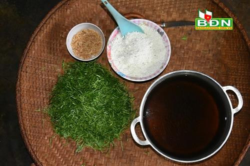 Nước tro chuối cùng các nguyên liệu chế biến món “Biep siêt biêp ndum” Nước tro chuối cùng các nguyên liệu chế biến món “Biep siêt biêp ndum”