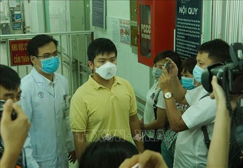 Bệnh nhân Li Zichao (áo vàng, 28 tuổi, quốc tịch Trung Quốc) xuất viện ngày 4/2. Ảnh: Đinh Hằng - TTXVN