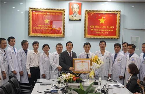 Lãnh đạo Bộ Y tế trao tặng Bằng khen của Thủ tướng Chính phủ cho tập thể Bệnh viện Chợ Rẫy Thành phố Hồ Chí Minh. Ảnh: Đinh Hằng - TTXVN