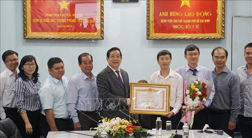 Lãnh đạo Bộ Y tế trao tặng Bằng khen của Thủ tướng Chính phủ cho tập thể Viện Pasteur Thành phố Hồ Chí Minh. Ảnh: Đinh Hằng - TTXVN