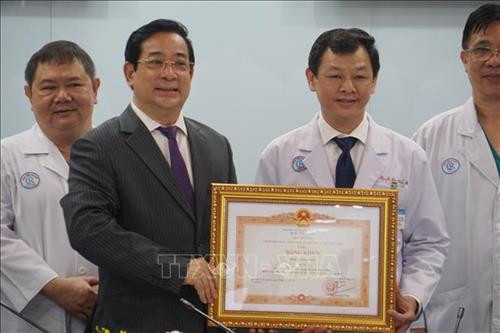 Lãnh đạo Bộ Y tế trao tặng Bằng khen của Thủ tướng Chính phủ cho tập thể Bệnh viện Chợ Rẫy Thành phố Hồ Chí Minh. Ảnh: Đinh Hằng - TTXVN