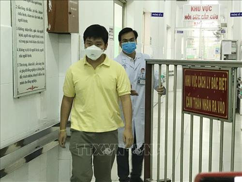 Bệnh nhân Li Zichao (áo vàng, 28 tuổi, quốc tịch Trung Quốc) xuất viện ngày 4/2. Ảnh: Đinh Hằng - TTXVN