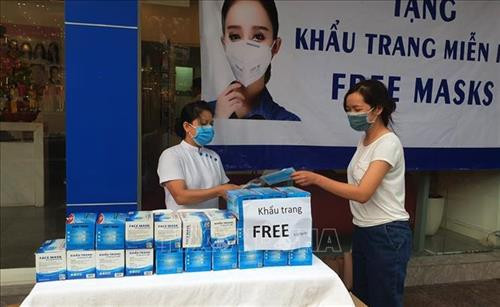 Một điểm phát khẩu trang miễn phí trên đường Lý Tự Trọng (Quận 1). Ảnh: Đinh Hằng - TTXVN Một điểm phát khẩu trang miễn phí trên đường Lý Tự Trọng (Quận 1). Ảnh: Đinh Hằng - TTXVN