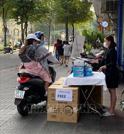 Một điểm phát khẩu trang miễn phí trên đường Lý Tự Trọng (Quận 1). Ảnh: Đinh Hằng - TTXVN Một điểm phát khẩu trang miễn phí trên đường Lý Tự Trọng (Quận 1). Ảnh: Đinh Hằng - TTXVN