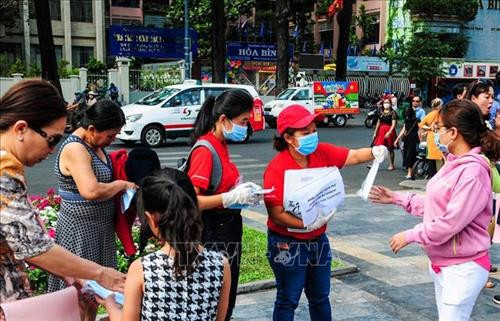 Nhân viên Sở Du lịch Thành phố Hồ Chí Minh phát khẩu trang miễn phí cho khách du lịch. Ảnh: Đinh Hằng - TTXVN Nhân viên Sở Du lịch Thành phố Hồ Chí Minh phát khẩu trang miễn phí cho khách du lịch. Ảnh: Đinh Hằng - TTXVN