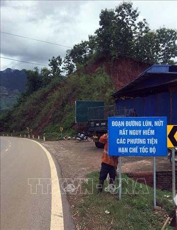 Biển cảnh báo được cắm tại các điểm giao thông bị ảnh hưởng trên các tuyến quốc lộ. Ảnh: TTXVN phát Biển cảnh báo được cắm tại các điểm giao thông bị ảnh hưởng trên các tuyến quốc lộ. Ảnh: TTXVN phát